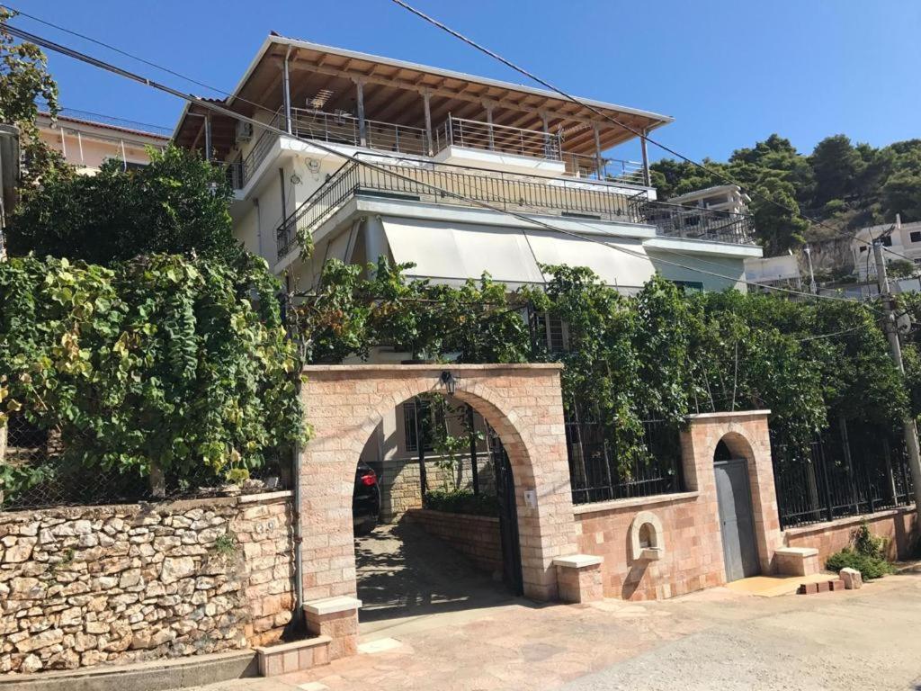 Lovely 2 Bedroom Unit With Garden View Center